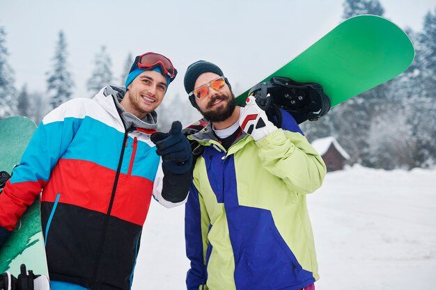 Twee jongens met snowboards tijdens de winterstop