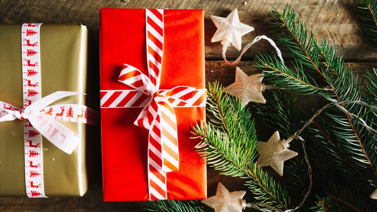 Gratis Foto twee kerstdozen en spar