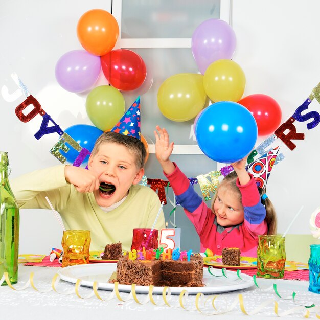 Twee kinderen op groot verjaardagsfeestje