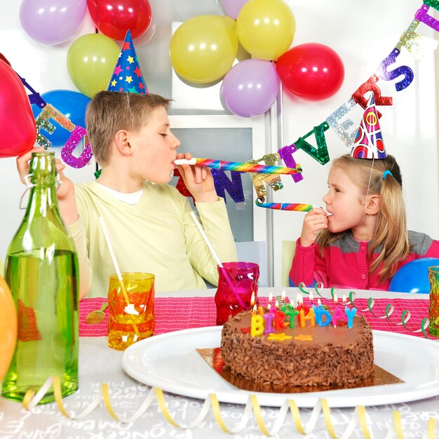 Twee kinderen op verjaardagsfeestje