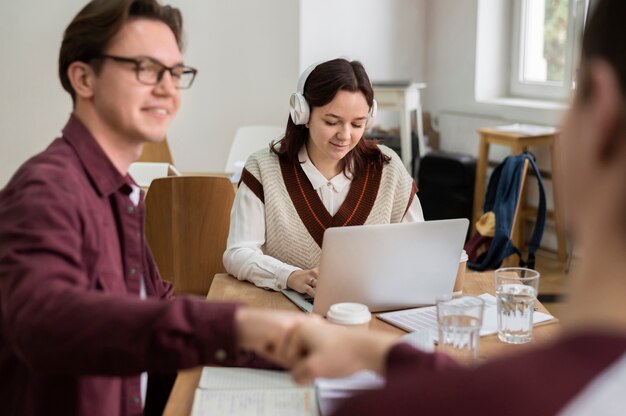 Twee klasgenoten vuisten elkaar tijdens groepsstudie