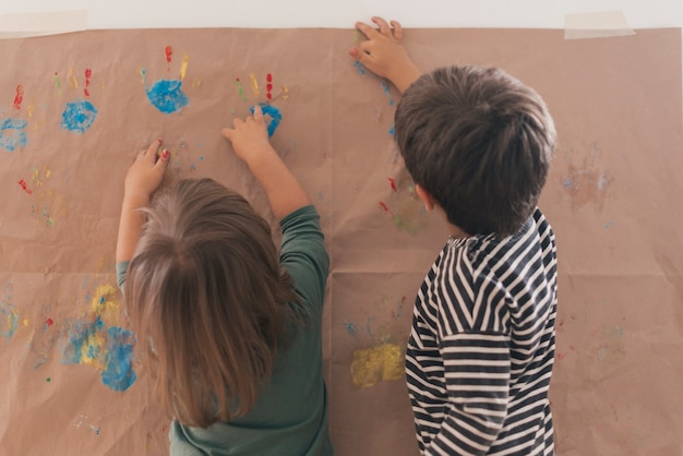 Twee kleine kinderen die samen schilderen