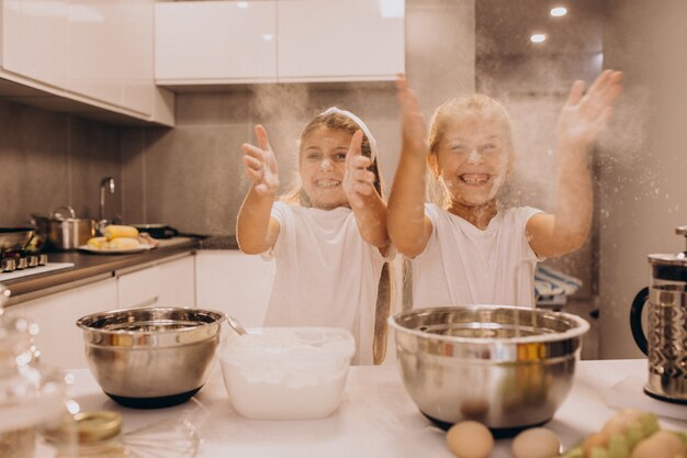 Twee kleine meisjes zusjes koken in de keuken