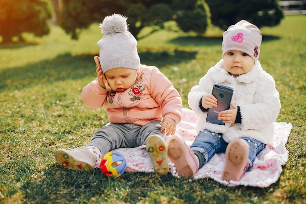 twee kleine zussen in een park