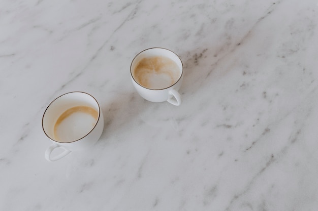 Twee kopjes latte op een marmeren tafel
