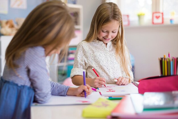 Twee leuke meisjes die samen spelen