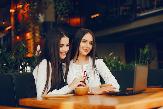 Twee luxe meisjes zitten in een restaurant