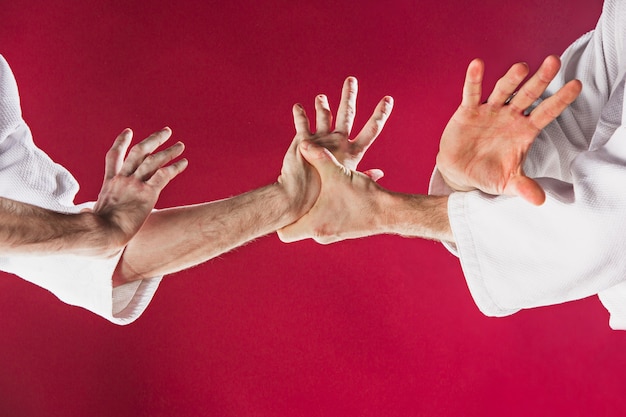 Gratis foto twee mannen vechten bij aikido-training in vechtsportschool