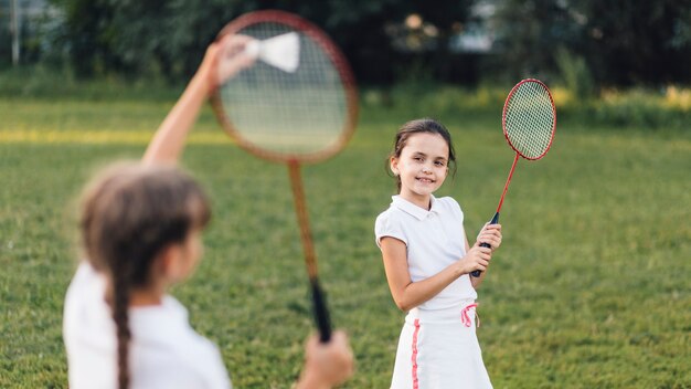 Twee meisjes die badminton in het park spelen