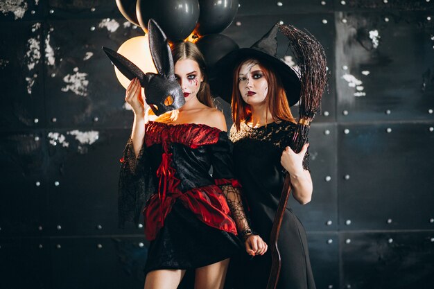 Twee meisjes in Halloween-kostuums