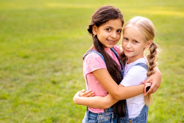 Twee meisjes knuffelen elkaar in een park