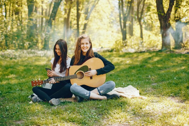 Twee meisjes met een gitaar