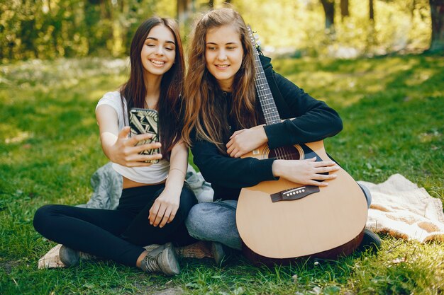 Twee meisjes met een gitaar