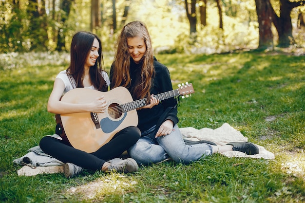 Twee meisjes met een gitaar