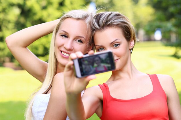 Twee meisjes nemen foto's van zichzelf