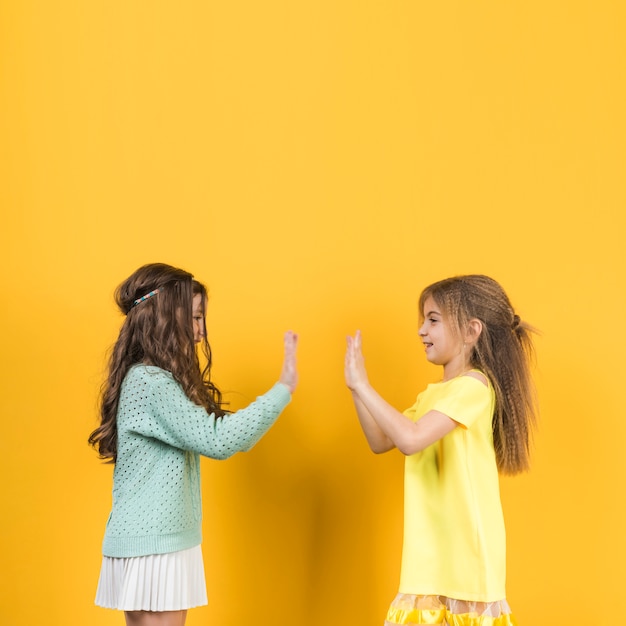 Twee meisjes spelen handen klappen