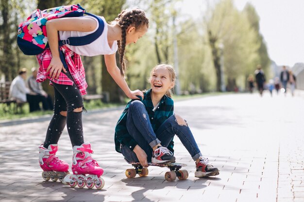 Twee meisjesvrienden rolschaatsen