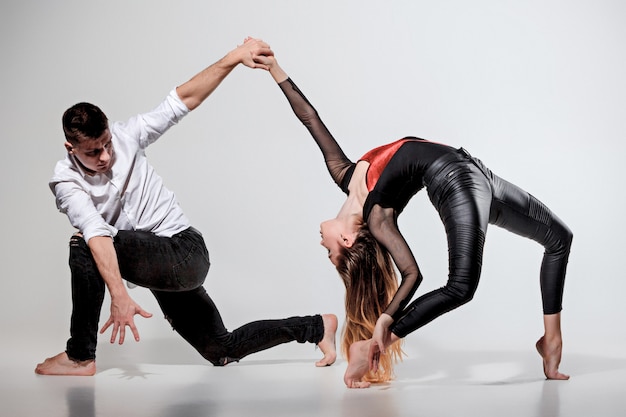 Twee mensen dansen in hedendaagse stijl
