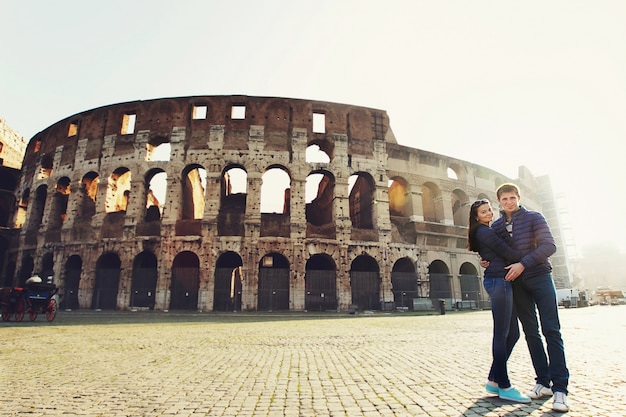 Twee mensen staan ​​in de buurt van het Colosseum in Rome