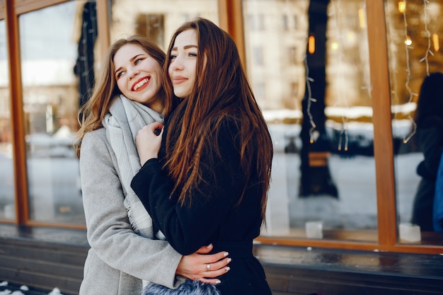 twee mooi meisje in een winter stad