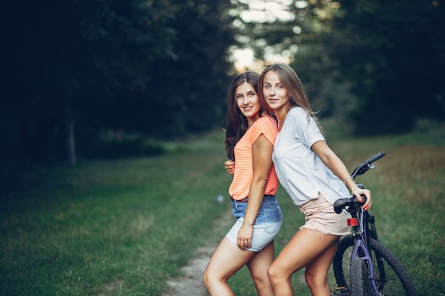 Twee mooie meisjes in een de zomerpark