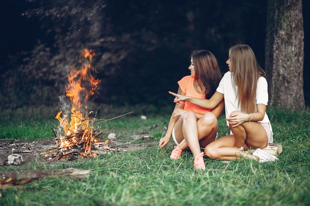 Gratis foto twee mooie meisjes in een de zomerpark