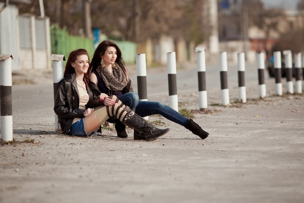 Twee mooie tienerstudenten die samen lopen