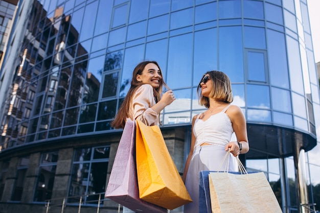 Twee mooie vrouwen winkelen in de stad