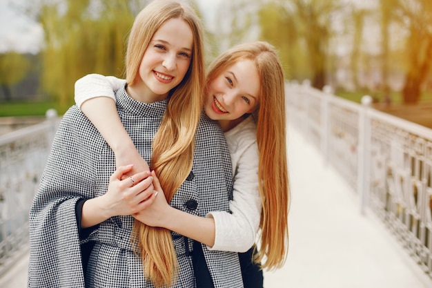 Gratis foto twee mooie zussen in een park