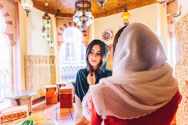 Twee moslimvrouwen in restaurant