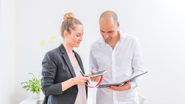 Gratis foto twee ondernemers kijken schema in dagboek