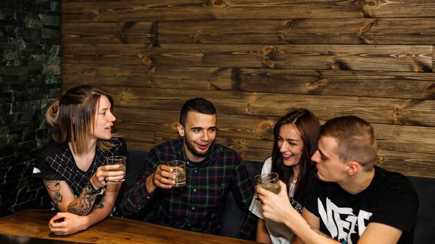 Twee paar genieten van de drankjes in het restaurant