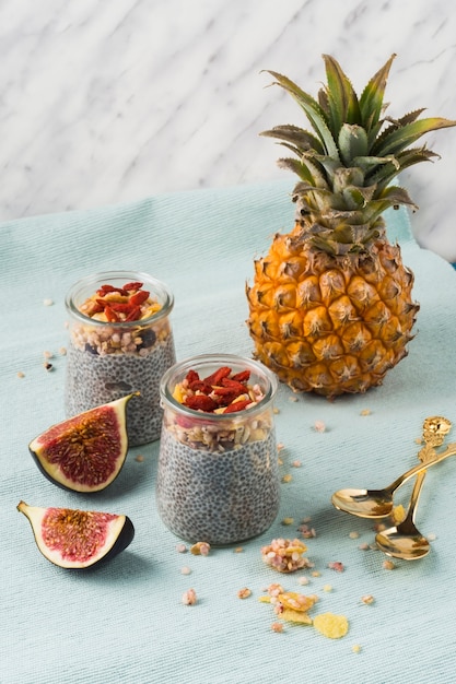 Twee pot smoothie met ananas en vijgenplakken over placemat