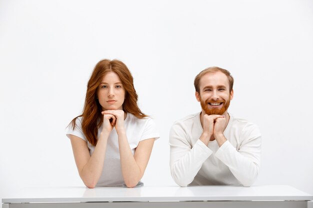 Twee roodharige man, vrouw luisteren lezing