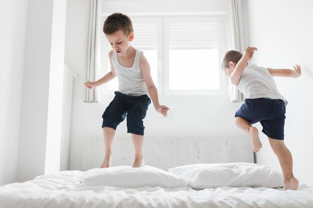 Twee schattige broers plezier op bed