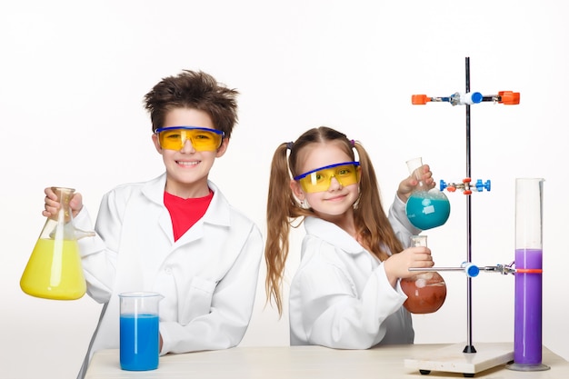Twee schattige kinderen op scheikunde les maken van experimenten