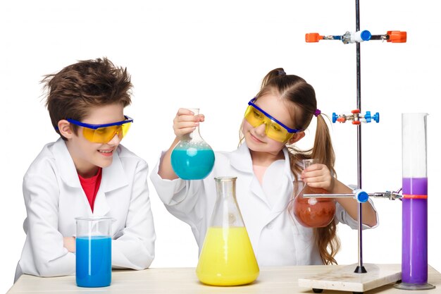 Twee schattige kinderen op scheikunde les maken van experimenten