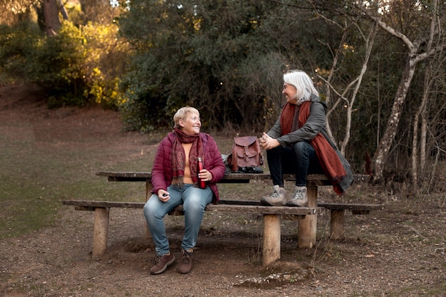 Twee senior vriendinnen genieten van een wandeling in de natuur