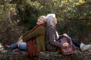 Gratis foto twee senior vriendinnen genieten van een wandeling samen in de natuur