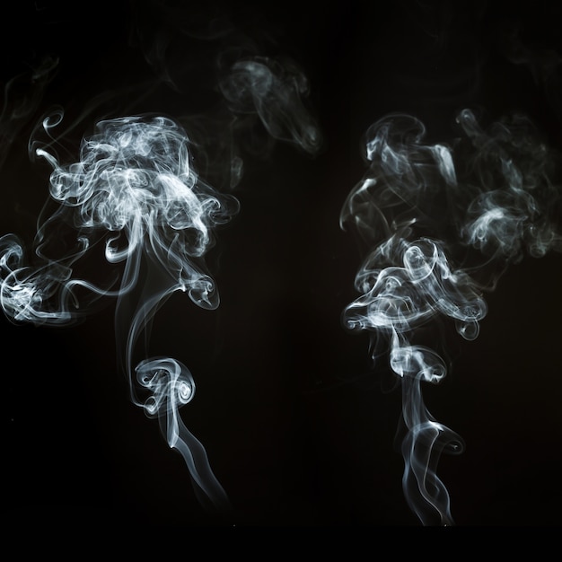 Twee silhouetten van rook met golvende vormen