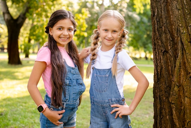 Gratis foto twee smileymeisjes die elkaar bekijken