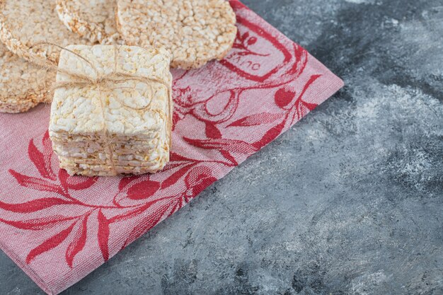 Twee soorten lekker knäckebröd op rode doek.