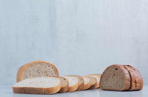 Twee soorten sneetjes brood op marmeren achtergrond. hoge kwaliteit foto