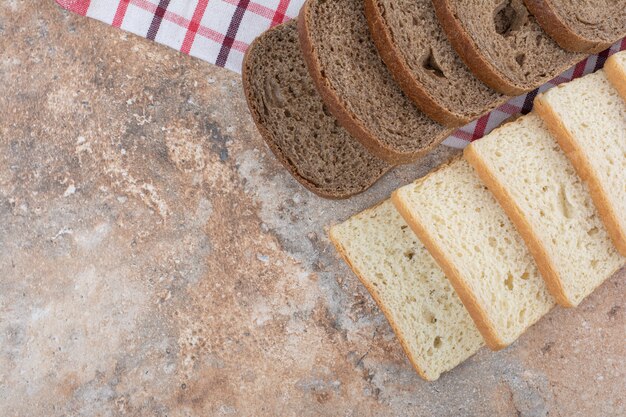 Twee soorten toastbrood op tafellaken