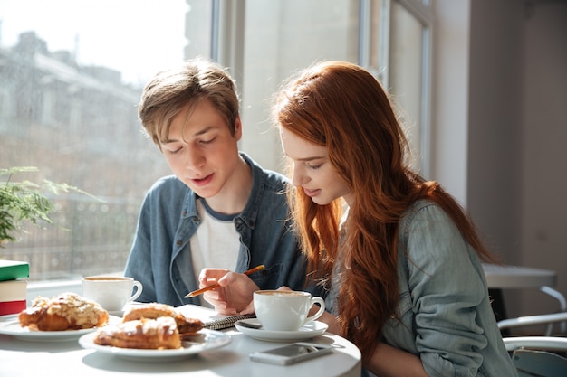 Twee studenten maken lessen