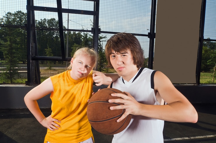 Gratis Foto twee tiener basketball spelers poseren