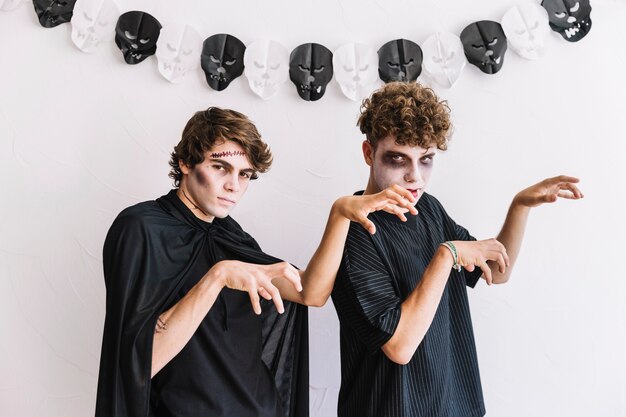 Twee tieners in grimmige Halloween acteren als zombie