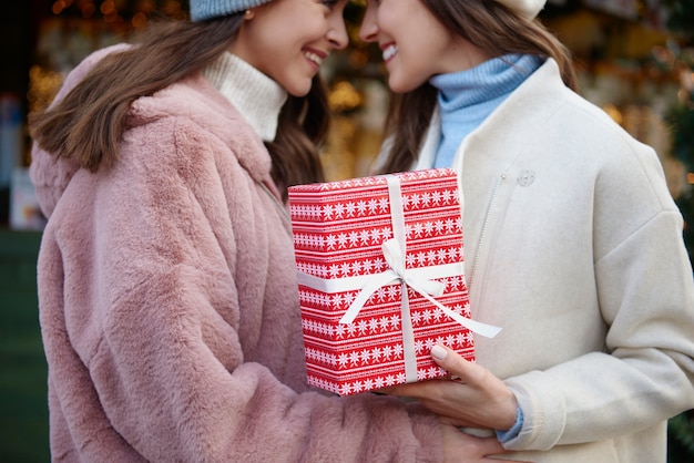 Twee verliefde vrouwen met een kerstcadeau