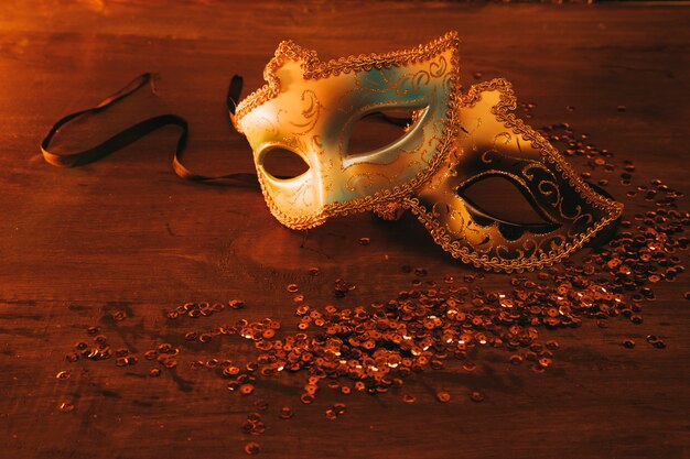 Twee verschillende soorten elegante Venetiaanse maskers met pailletten op een donkere achtergrond