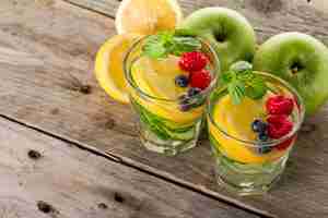 Gratis foto twee verse citroen smoothies